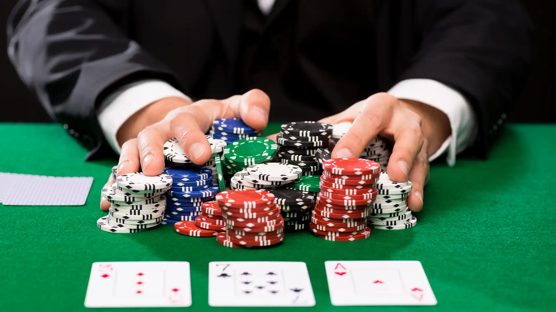 德州撲克玩家贏牌收籌碼｜Texas Hold’em 贏錢技巧與策略分析